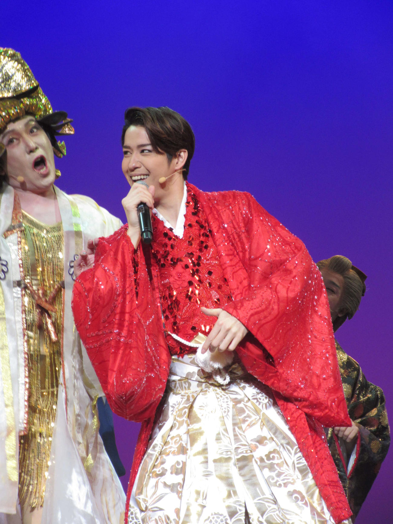明治座初座長公演で熱演する花園直道。左は観月ゆうじ（18日、東京・明治座）