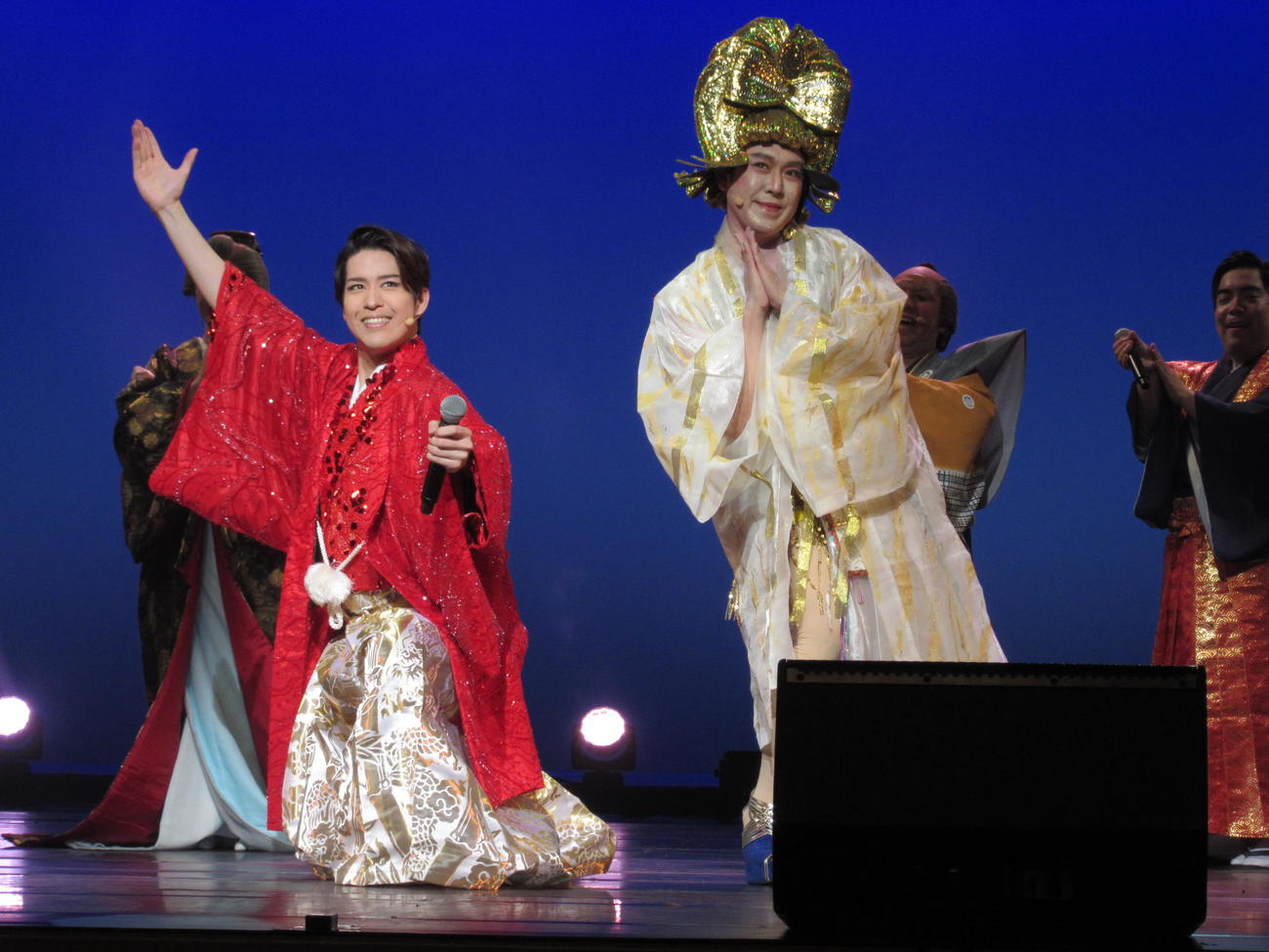 明治座初座長公演で熱演する花園直道。右は観月ゆうじ（18日、東京・明治座）