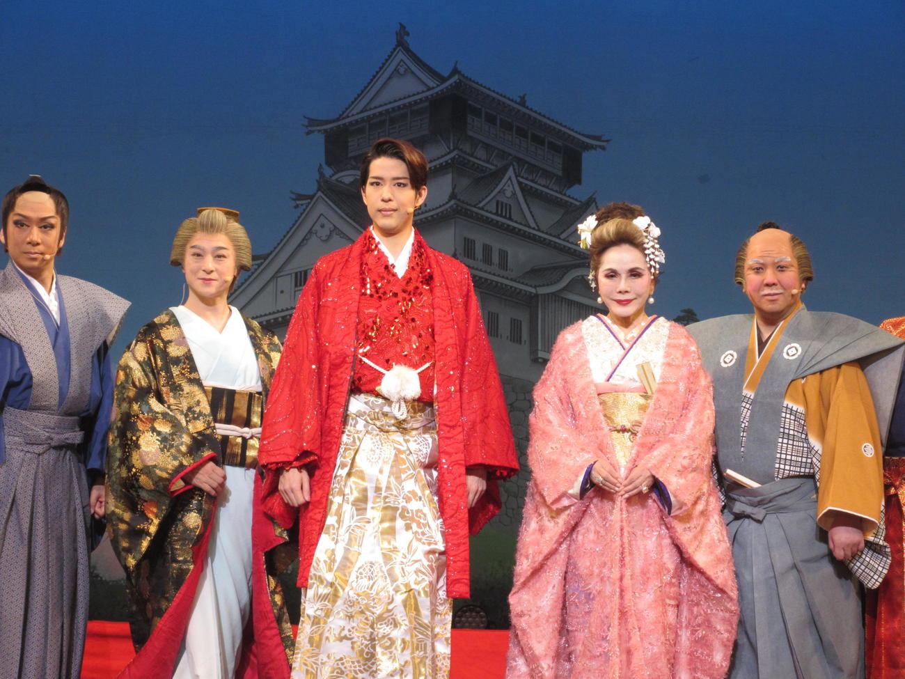 明治座初座長を務めた花園直道（中央）。左から共演の大川良太郎、門戸竜二、デヴィ夫人、竜小太郎（18日、東京・明治座）