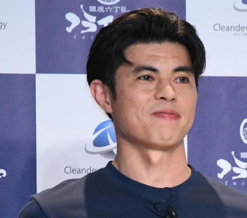 小島よしお「最強スポーツ男子頂上決定戦」で階段踏み外し、右第５中足骨基部を骨折　TBS発表