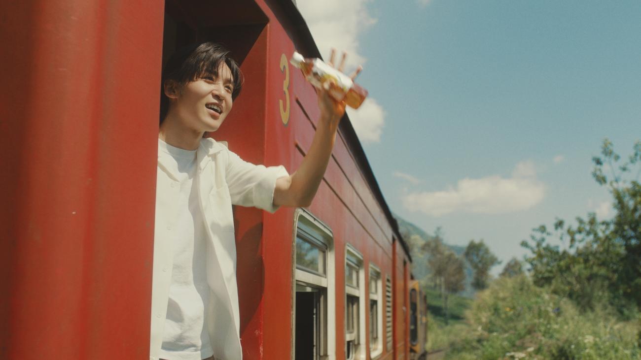 「キリン　午後の紅茶　おいしい無糖」の新CMに出演する目黒蓮