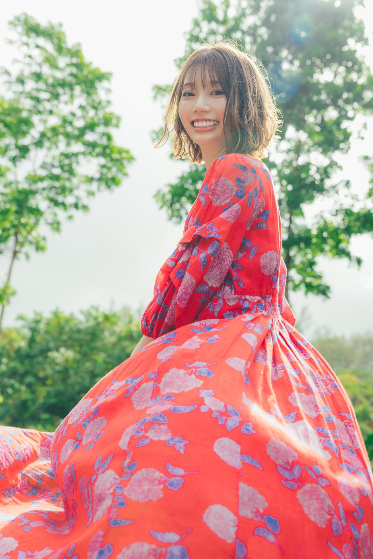 日向坂46高本彩花ファースト写真集先行カット。タヒチ島のパイナップル畑で撮影した　（撮影：東京祐　＠KOBUNSHA）