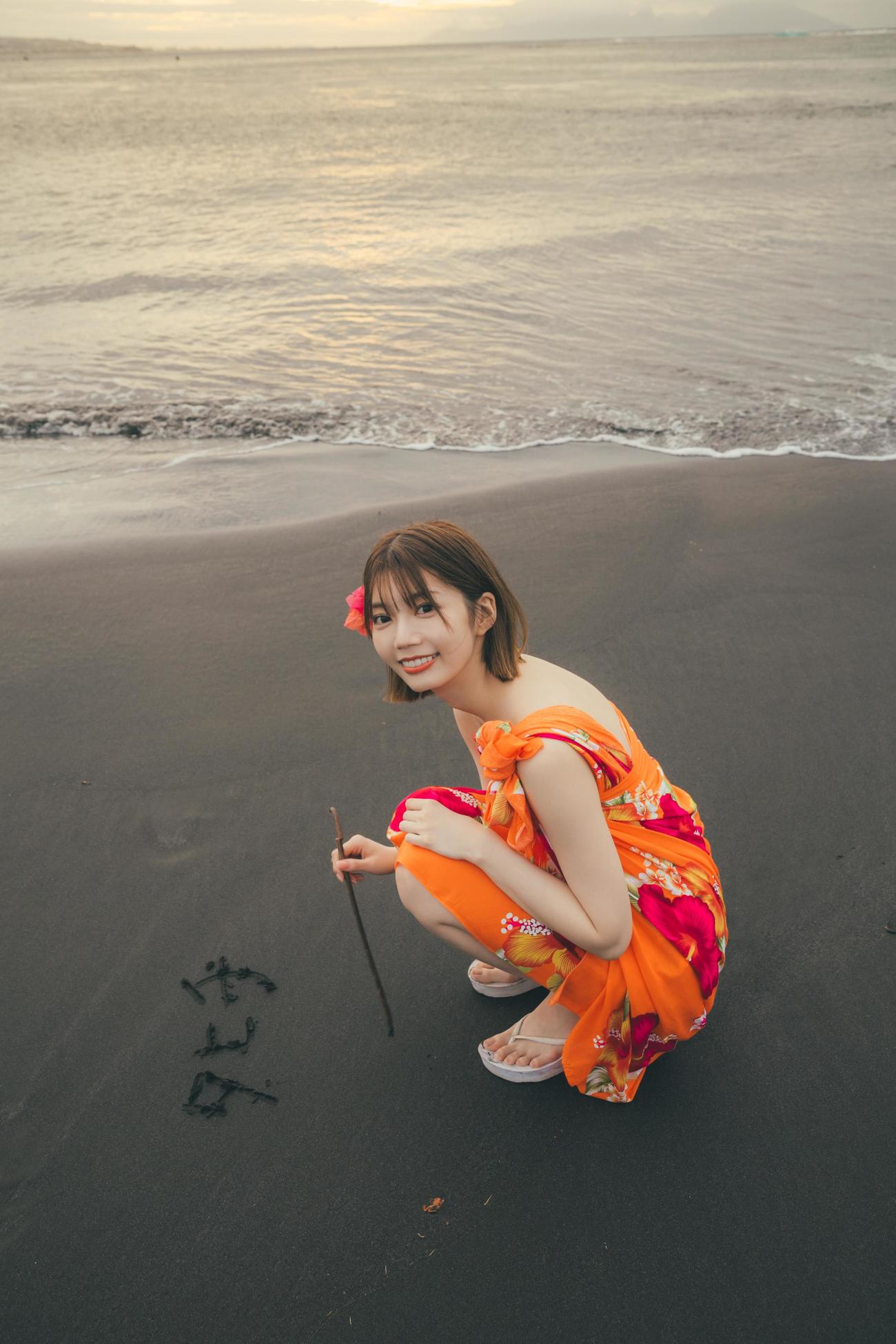 日向坂46高本彩花ファースト写真集先行カット。タヒチ島のビーチで撮影した　（撮影：東京祐　＠KOBUNSHA）