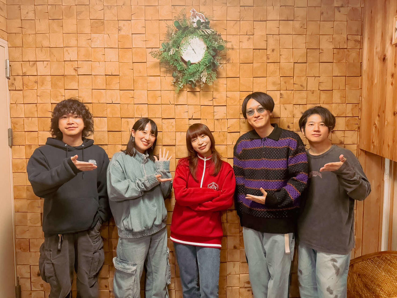 ヒグチアイ（中央）とのコラボ曲「ニュアンスで伝えてfeat.ヒグチアイ」を5月1日に配信リリースするGOOD BYE APRIL。左から吉田卓史、延本文音、1人おいて倉品翔、つのけん
