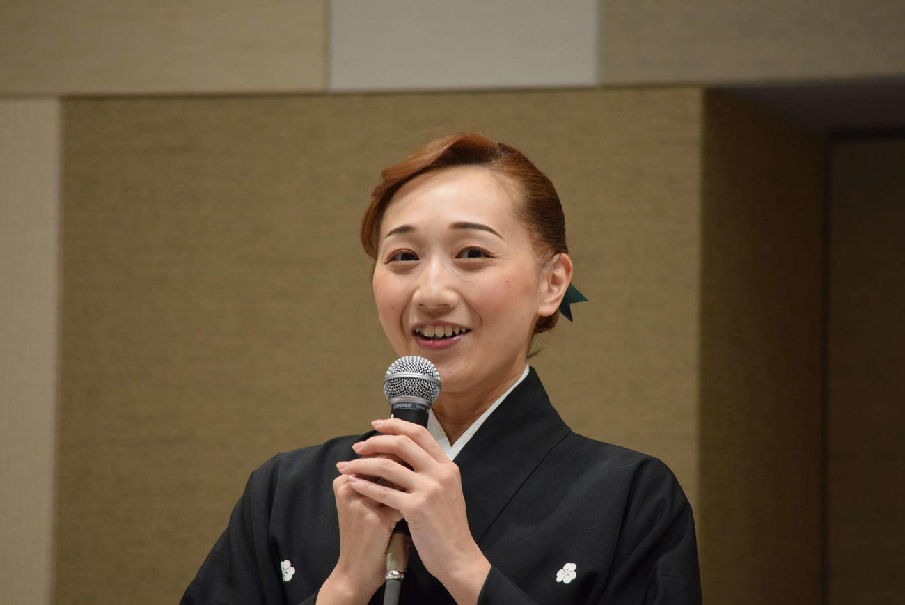 京都南座公演の記者会見に臨んだ舞美りら（撮影・阪口孝志）