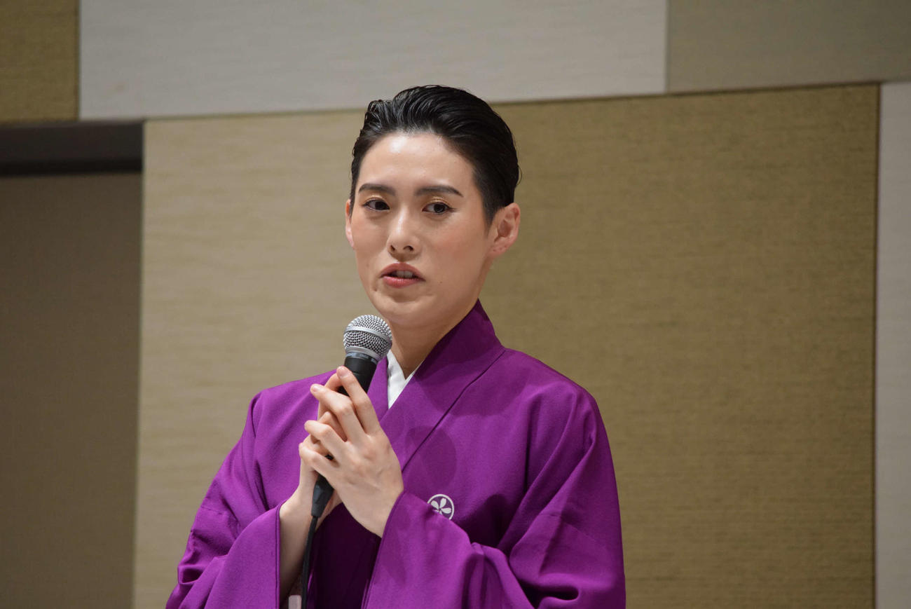 京都南座公演の記者会見に臨んだ翼和希（撮影・阪口孝志）