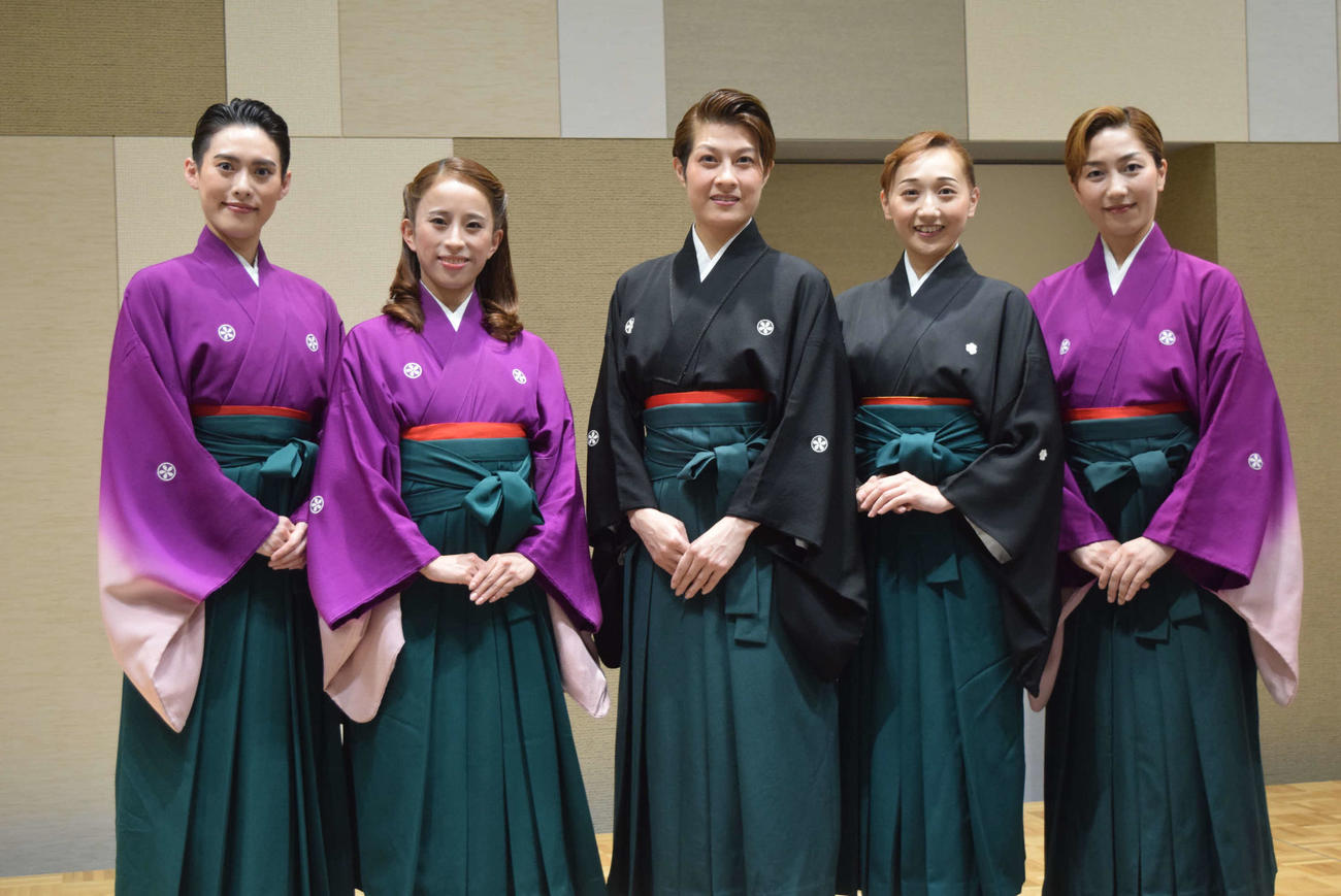 京都南座公演の記者会見に臨んだ、左から）翼和希、千咲えみ、楊琳、舞美りら、華月奏（撮影・阪口孝志）