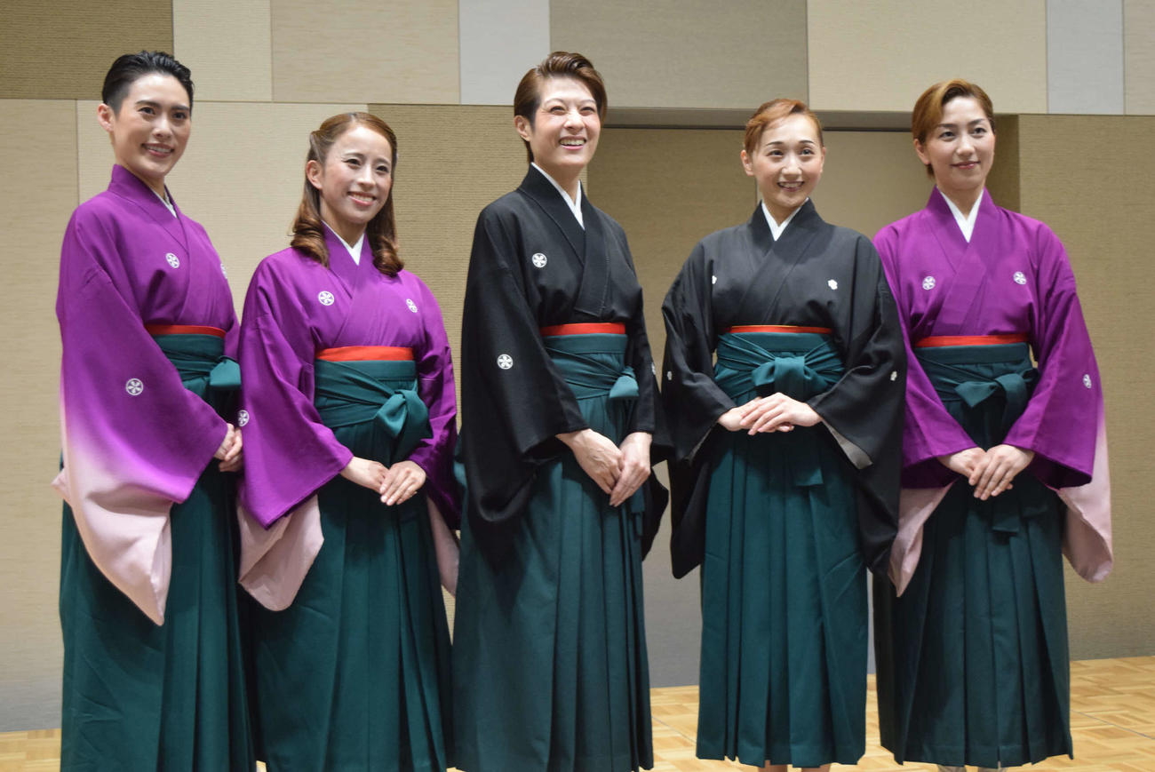 京都南座公演の記者会見に臨んだ、左から）翼和希、千咲えみ、楊琳、舞美りら、華月奏（撮影・阪口孝志）