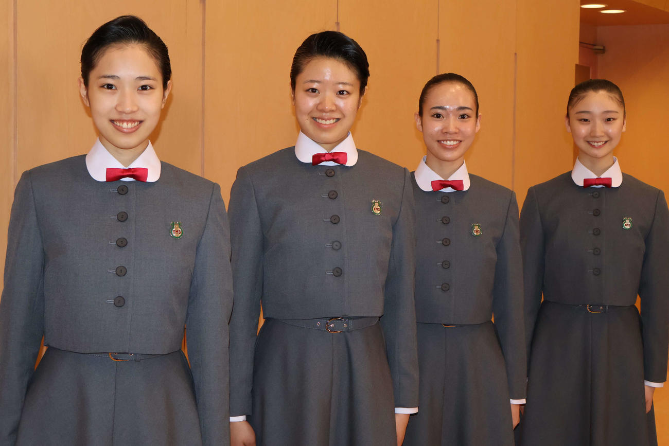 式典後取材に応じた（左から）今井咲さん、森永涼さん、仲田毬乃さん、田島妃葉さん（撮影・村上久美子）