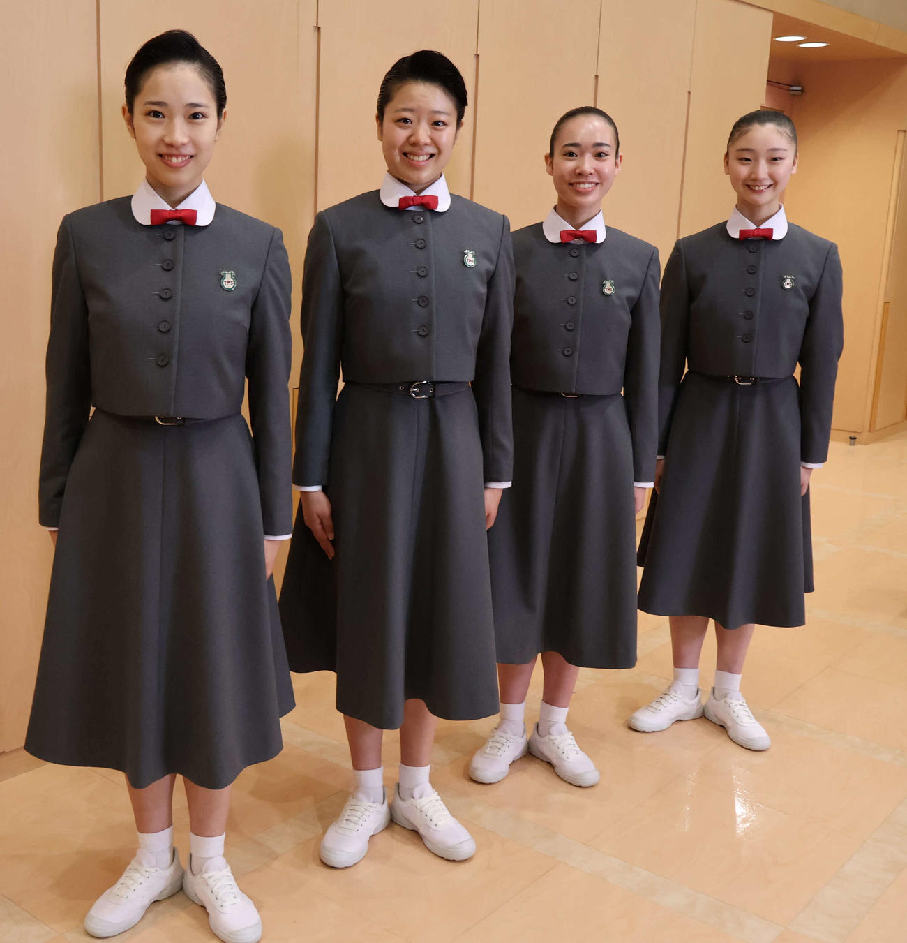 式典後取材に応じた（左から）今井咲さん、森永涼さん、仲田毬乃さん、田島妃葉さん（撮影・村上久美子）