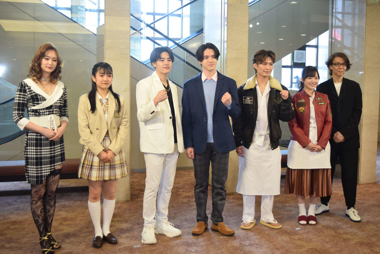 左から）柳美稀、山崎玲奈、「美　少年」金指一世、岩崎大昇、那須雄登、森迫永依、横内謙介氏（撮影・阪口孝志）