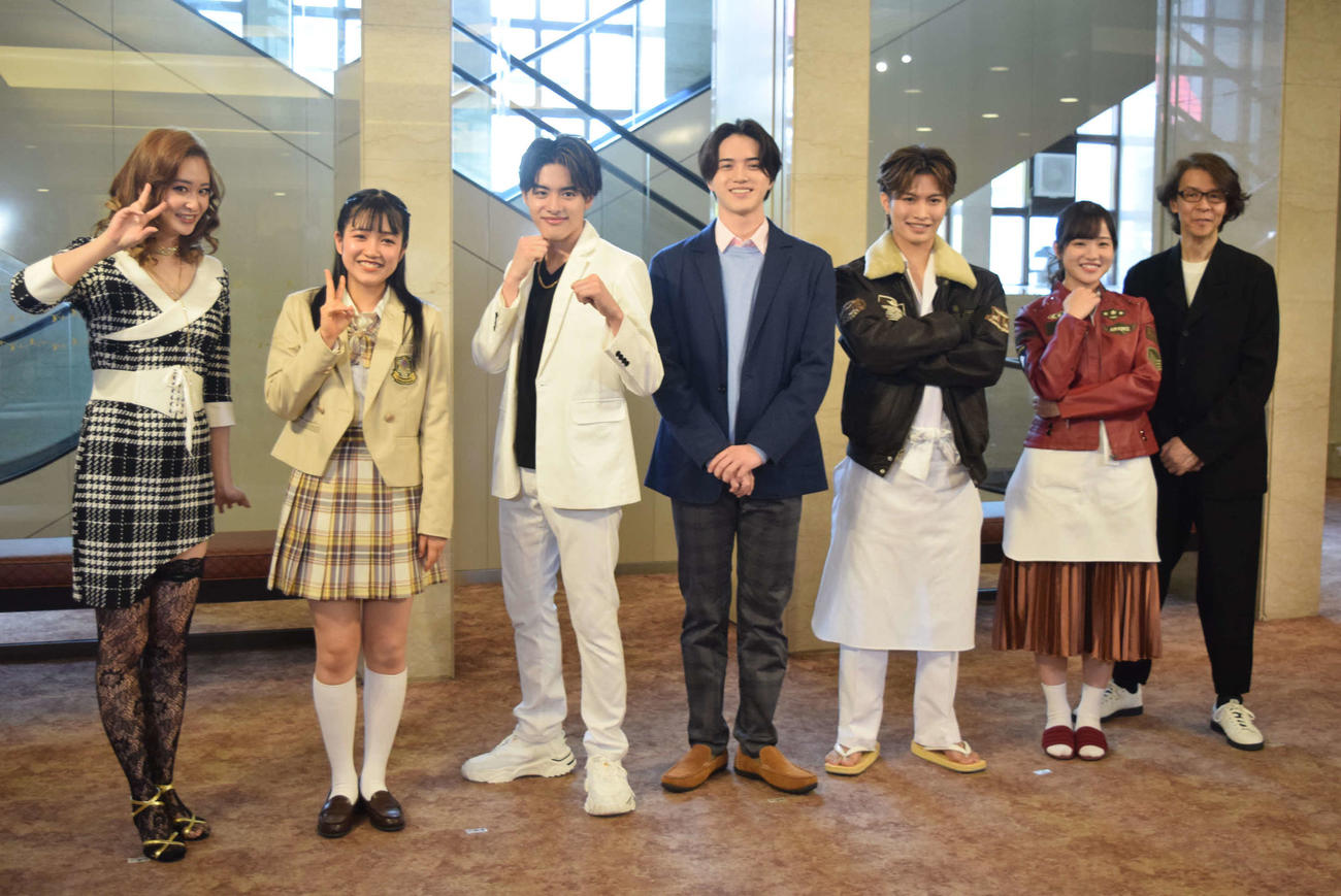 左から）柳美稀、山崎玲奈、「美　少年」金指一世、岩崎大昇、那須雄登、森迫永依、横内謙介氏（撮影・阪口孝志）