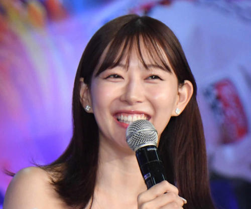渡辺美優紀、ヘソ出しトップス姿で左足を大きく後ろに伸ばすピラティス朝活「なにもかも細い」
