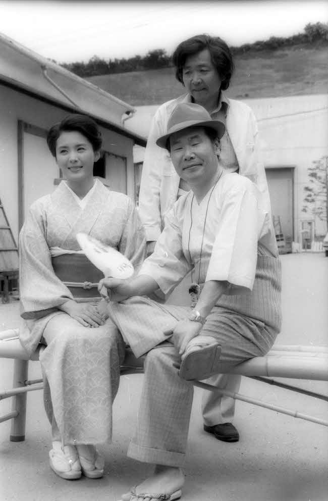 「浪花の恋の寅次郎」の製作発表でマドンナ役の松坂慶子、山田洋次監督と（1981年6月）
