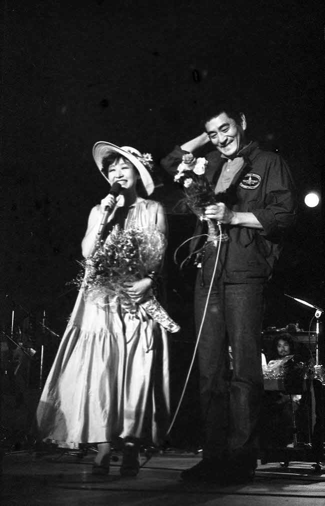 加藤登紀子のコンサートにゲスト出演した高倉健（1983年9月）