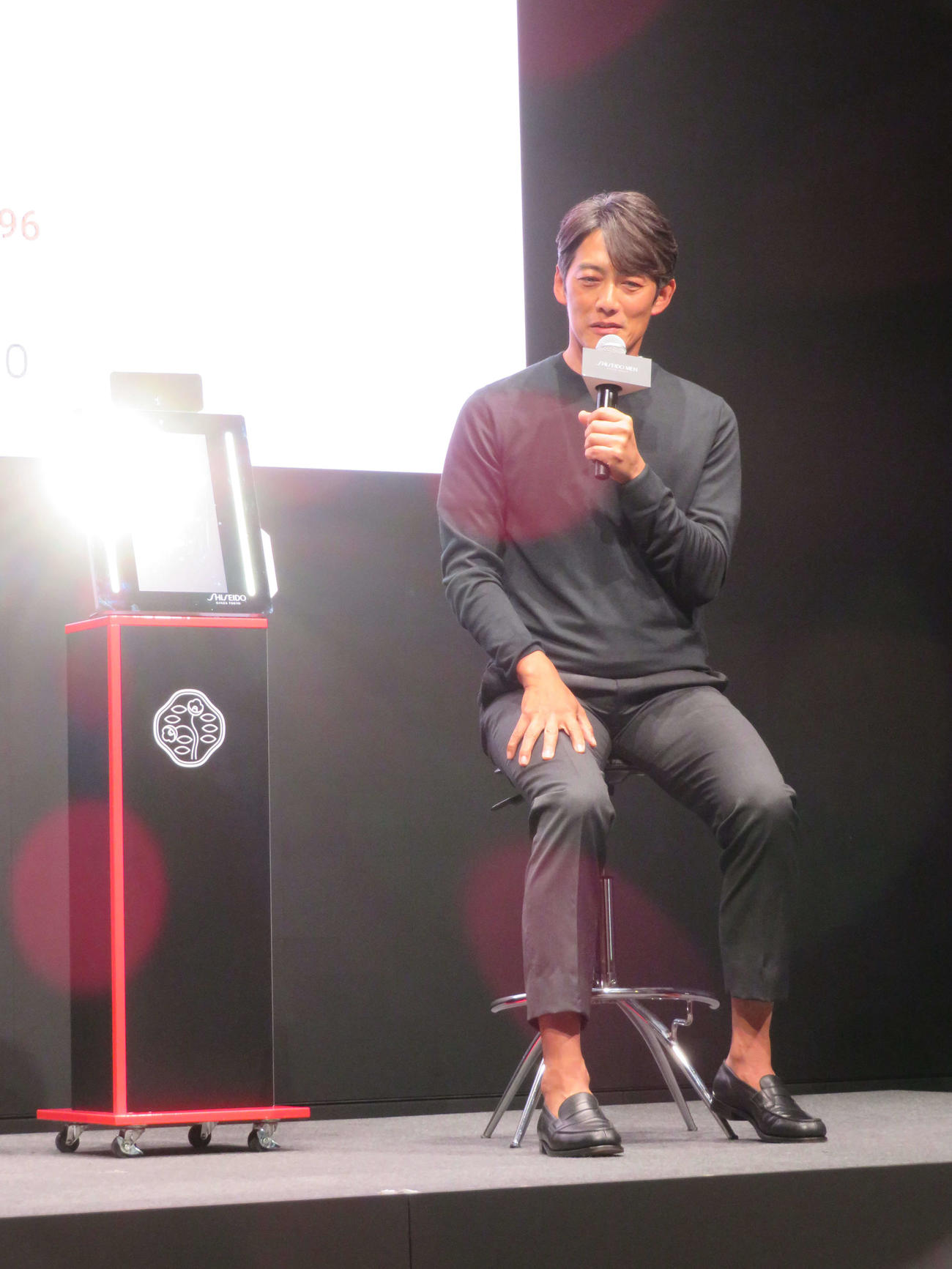 資生堂「SHISEIDO MEN」美容カウンセリングイベントで、登壇直前の肌測定の好結果に笑みを浮かべる反町隆史（撮影・村上幸将）