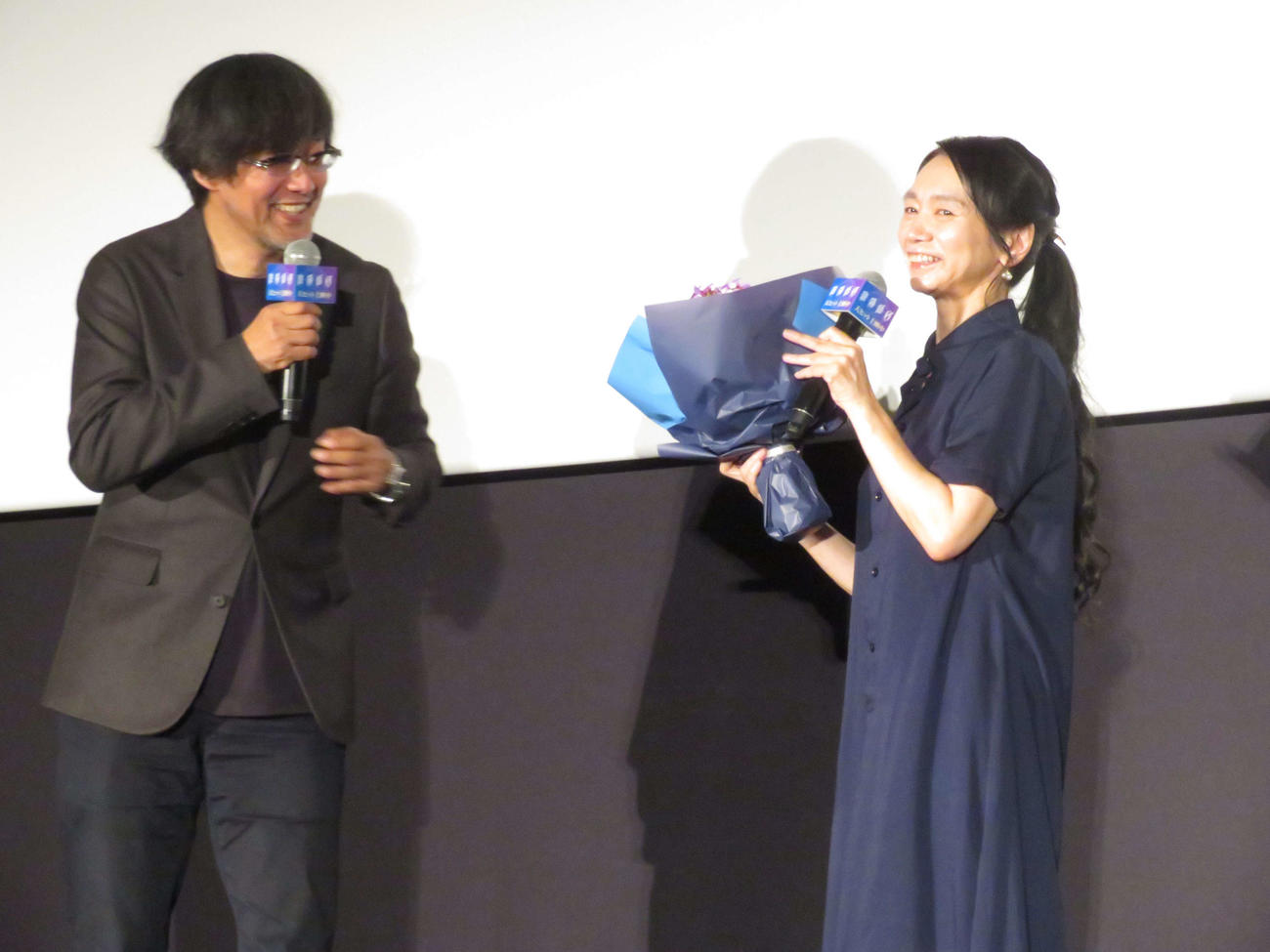 映画「陰陽師0」公開記念舞台あいさつにサプライズ登壇し、妻の佐藤嗣麻子監督に花束を贈る山崎貴監督