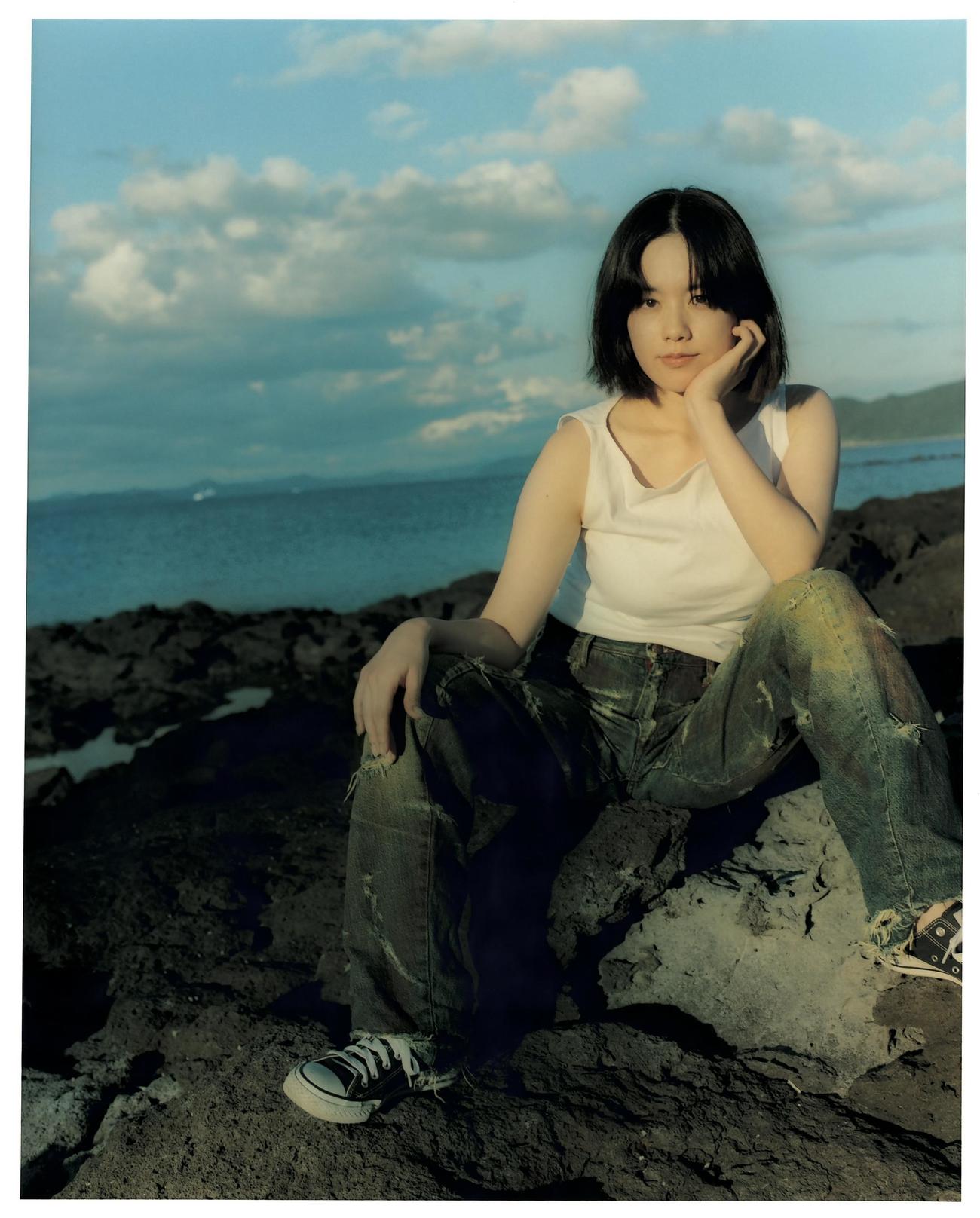 筧美和子写真集「ゴーみぃー」で岩場でラフな姿を披露する筧美和子（C）佐内正史／集英社