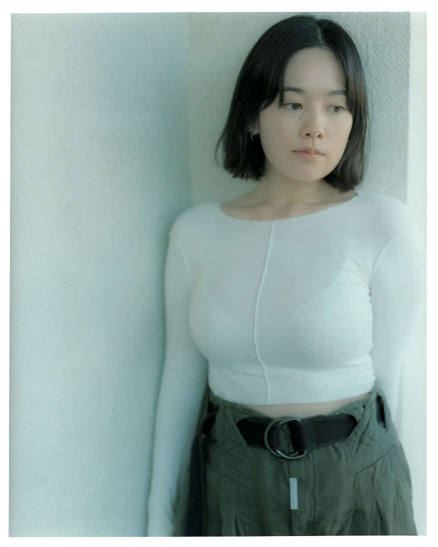 筧美和子写真集「ゴーみぃー」のバストが強調されたカット（C）佐内正史／集英社