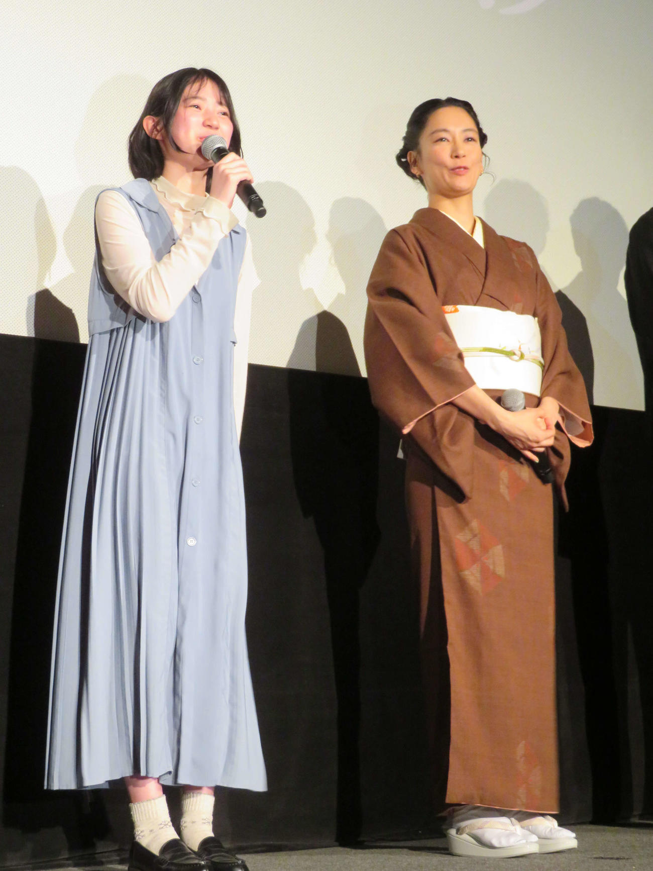 映画「霧の淵」公開記念舞台あいさつに登壇した三宅朱莉（左）と水川あさみ（撮影・村上幸将）