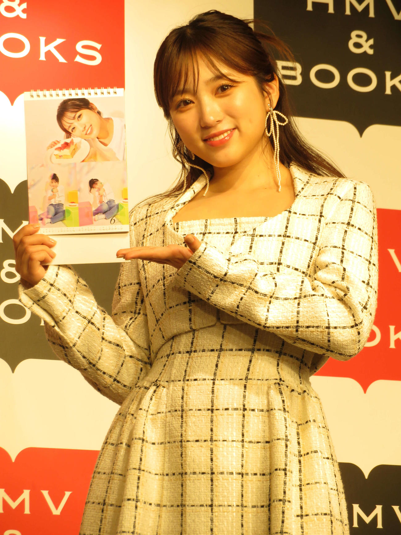 カレンダー発売イベントでお気に入りカットを紹介する矢吹奈子