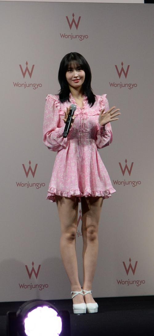 TWICEのMOMO ピンクのミニワンピで「春らしく決めました」お勧めの美容