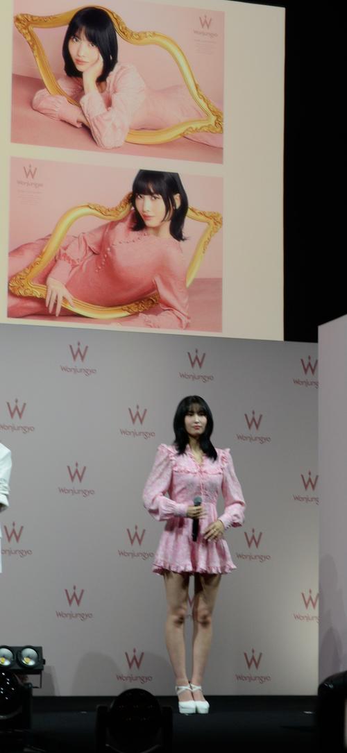 TWICEのMOMO ピンクのミニワンピで「春らしく決めました」お勧めの美容
