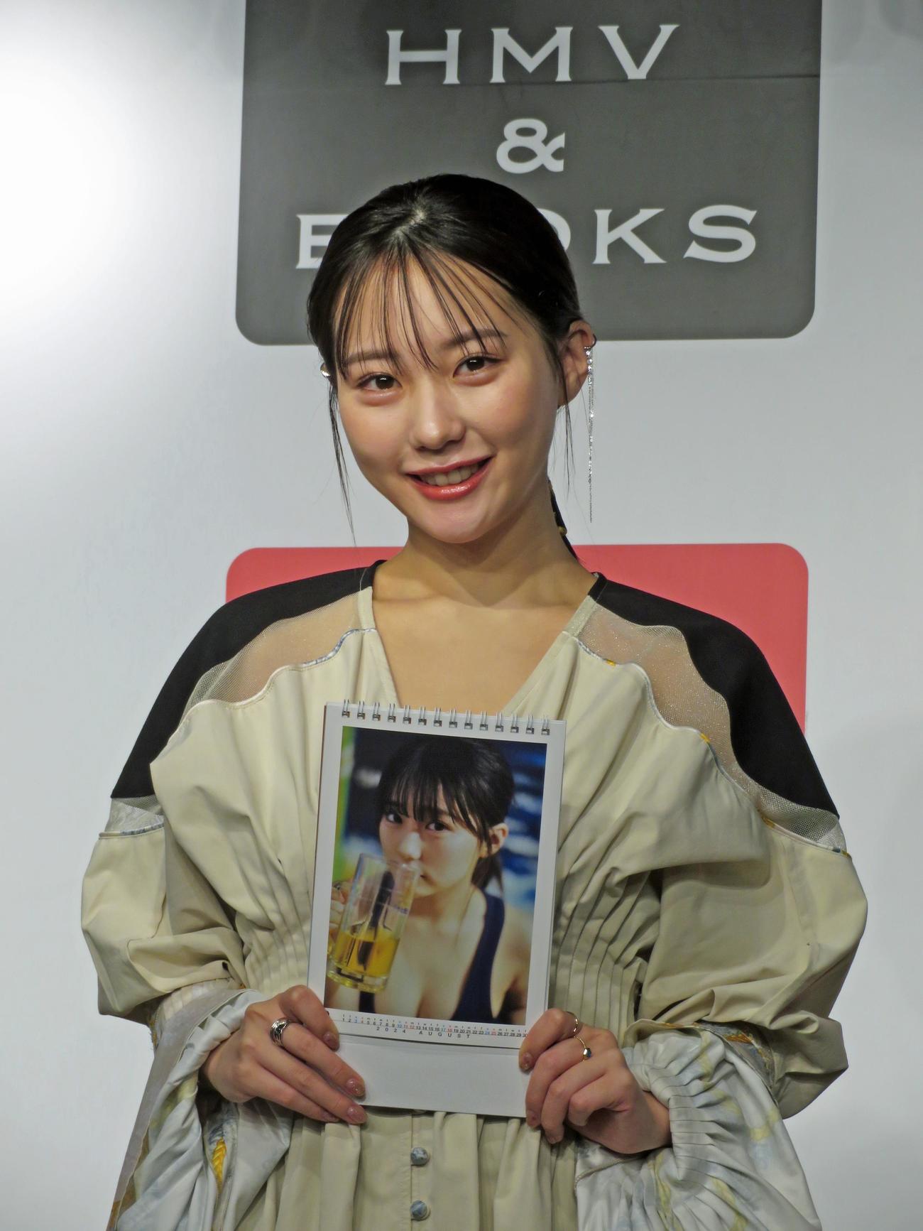 お気に入りの1枚を披露する田中美久
