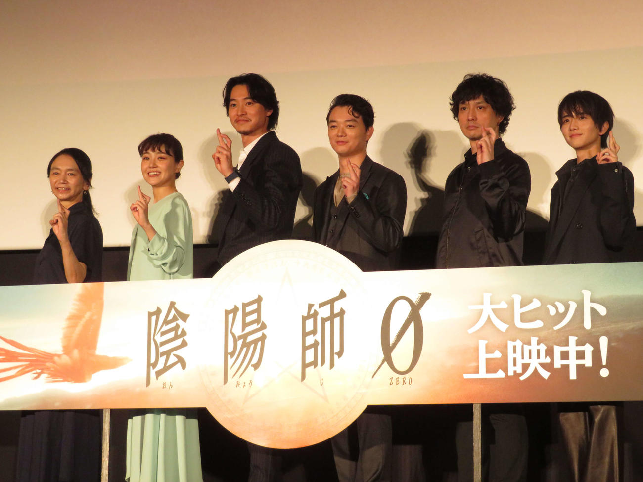 映画「陰陽師0」公開記念舞台あいさつに登壇した、左から佐藤嗣麻子監督、奈緒、山崎賢人、染谷将太、安藤政信、板垣李光人