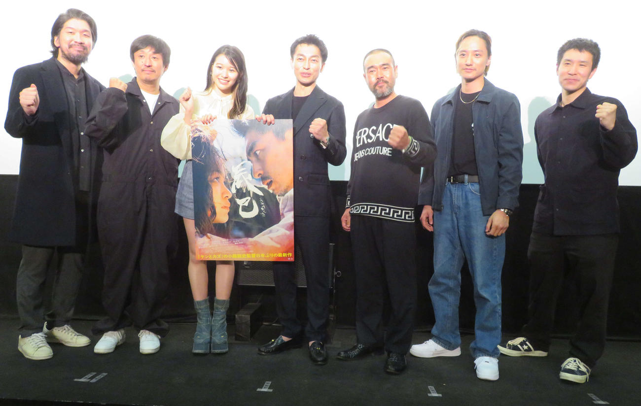映画「辰巳」初日舞台あいさつに登壇した、左から松本亮、倉本朋幸、森田想、遠藤雄弥、佐藤五郎、藤原季節、小路紘史監督（撮影・村上幸将）