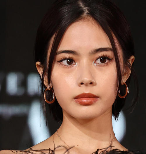人気歌手妹の20歳モデル「世界最高峰の美貌」衝撃“クールビューティー”生登場にネット騒然