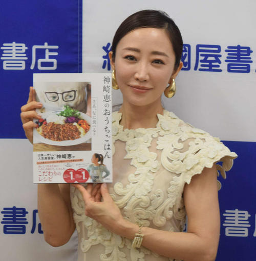 初の料理本出版の神崎恵が300人と交流「かーちゃんの味をテーマに作った」胃袋つかむレシピも