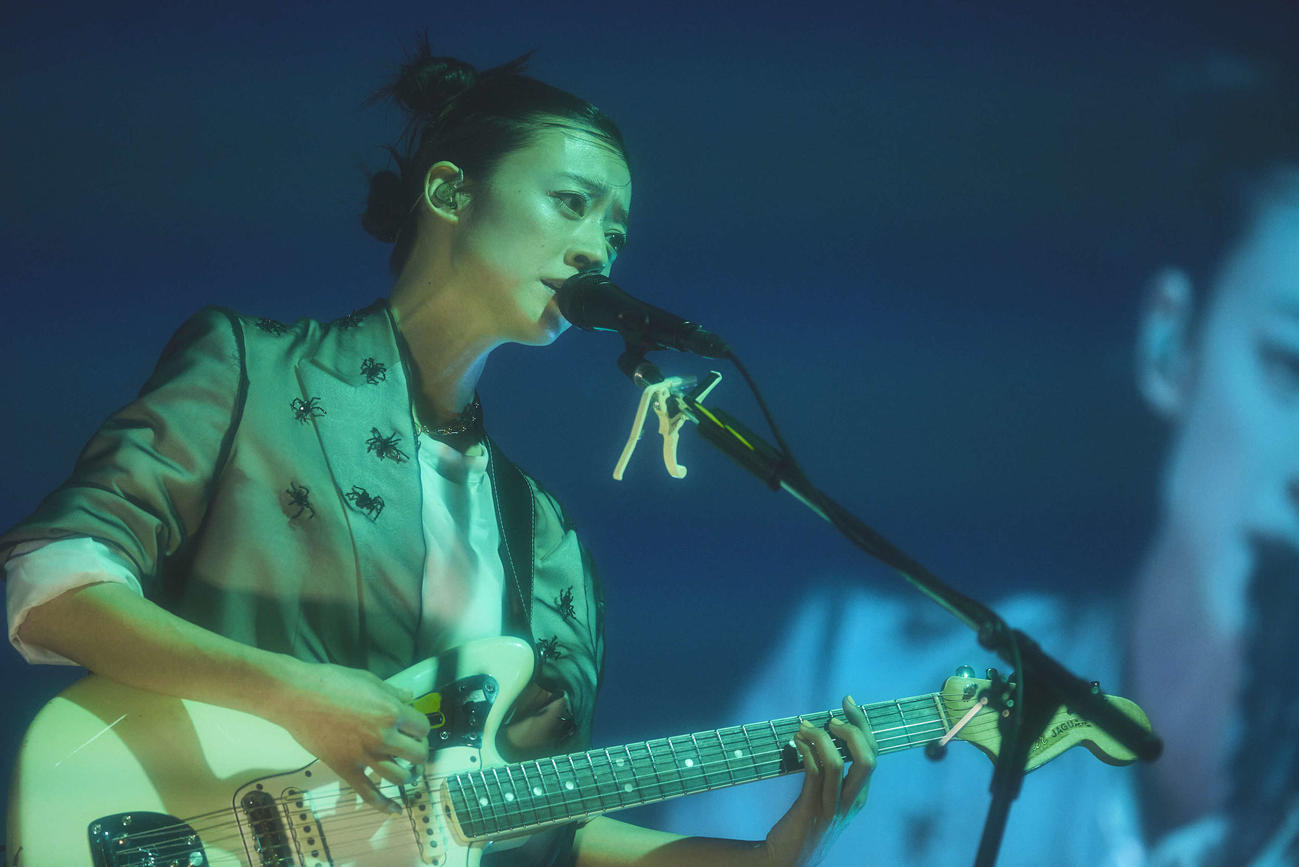 「羊文学LIVE 2024“III”」でパフォーマンスする塩塚モエカ（C）Yosuke Torii