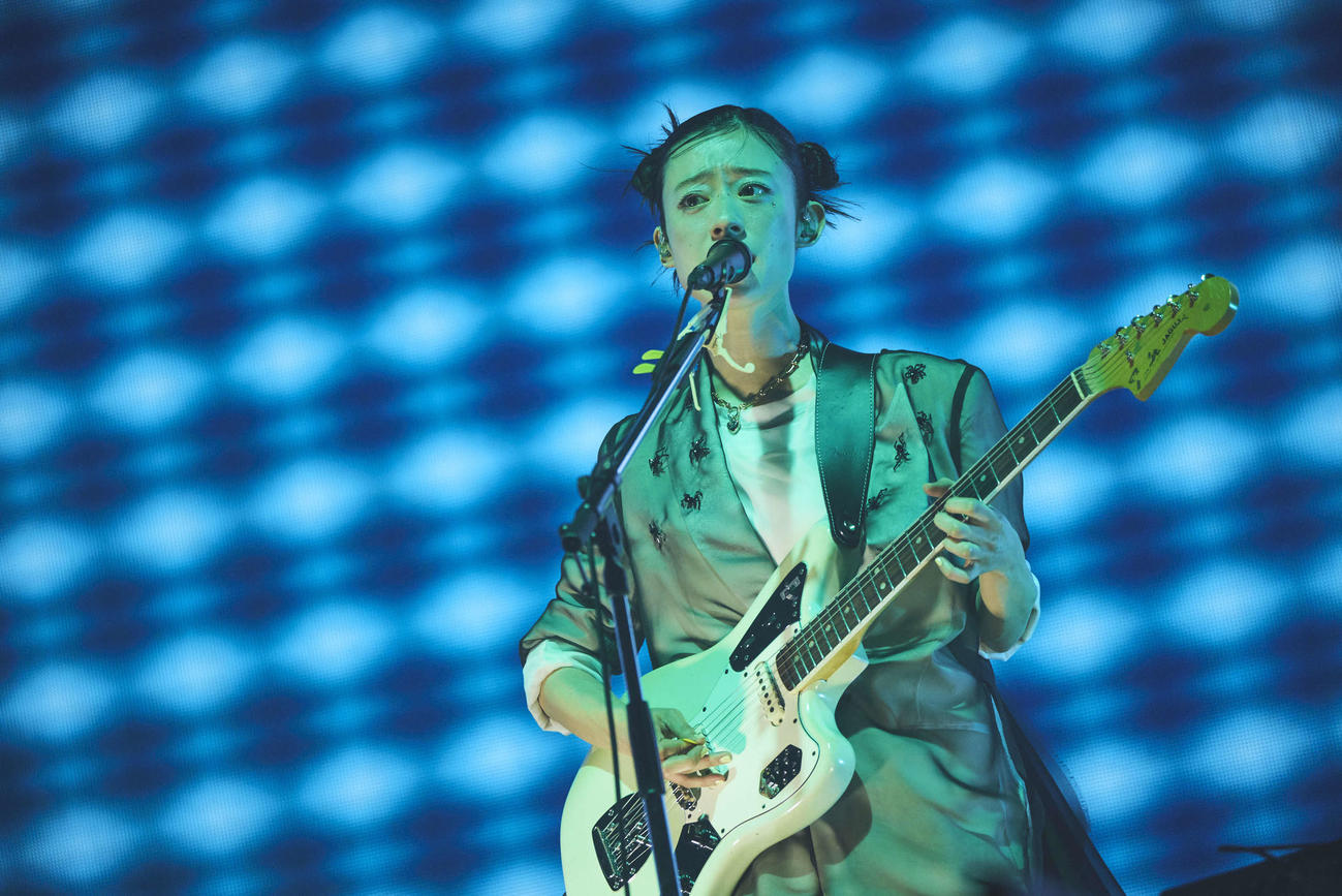 「羊文学LIVE 2024“III”」でパフォーマンスする塩塚モエカ　（C）Yosuke Torii