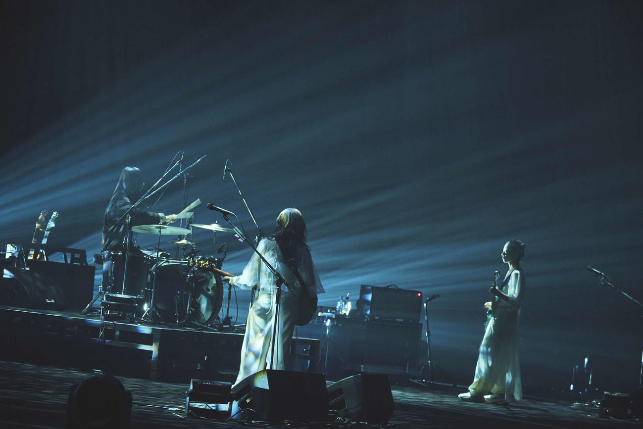 「羊文学LIVE 2024“III”」でパフォーマンスする羊文学　（C）Yosuke Torii
