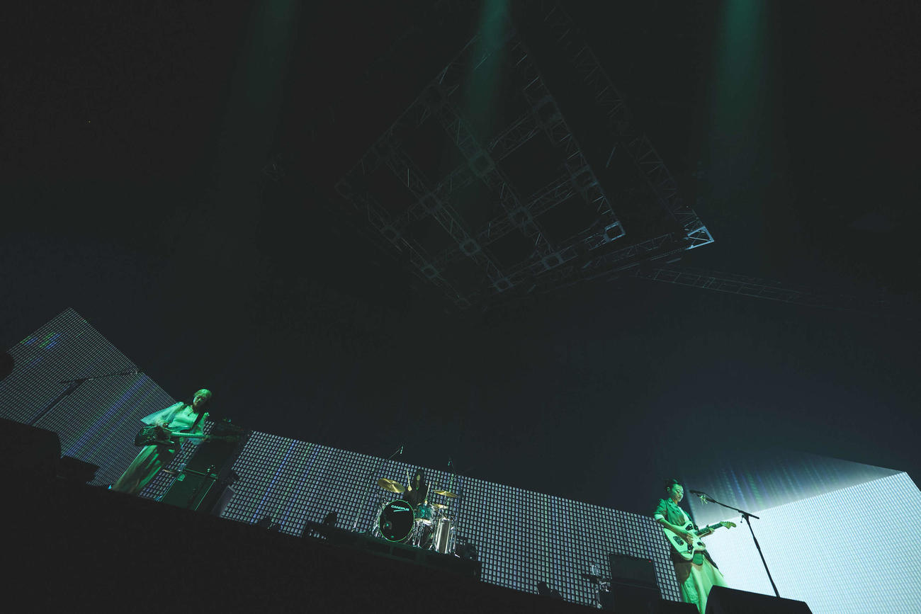 「羊文学LIVE 2024“III”」でパフォーマンスする羊文学　（C）Yosuke Torii