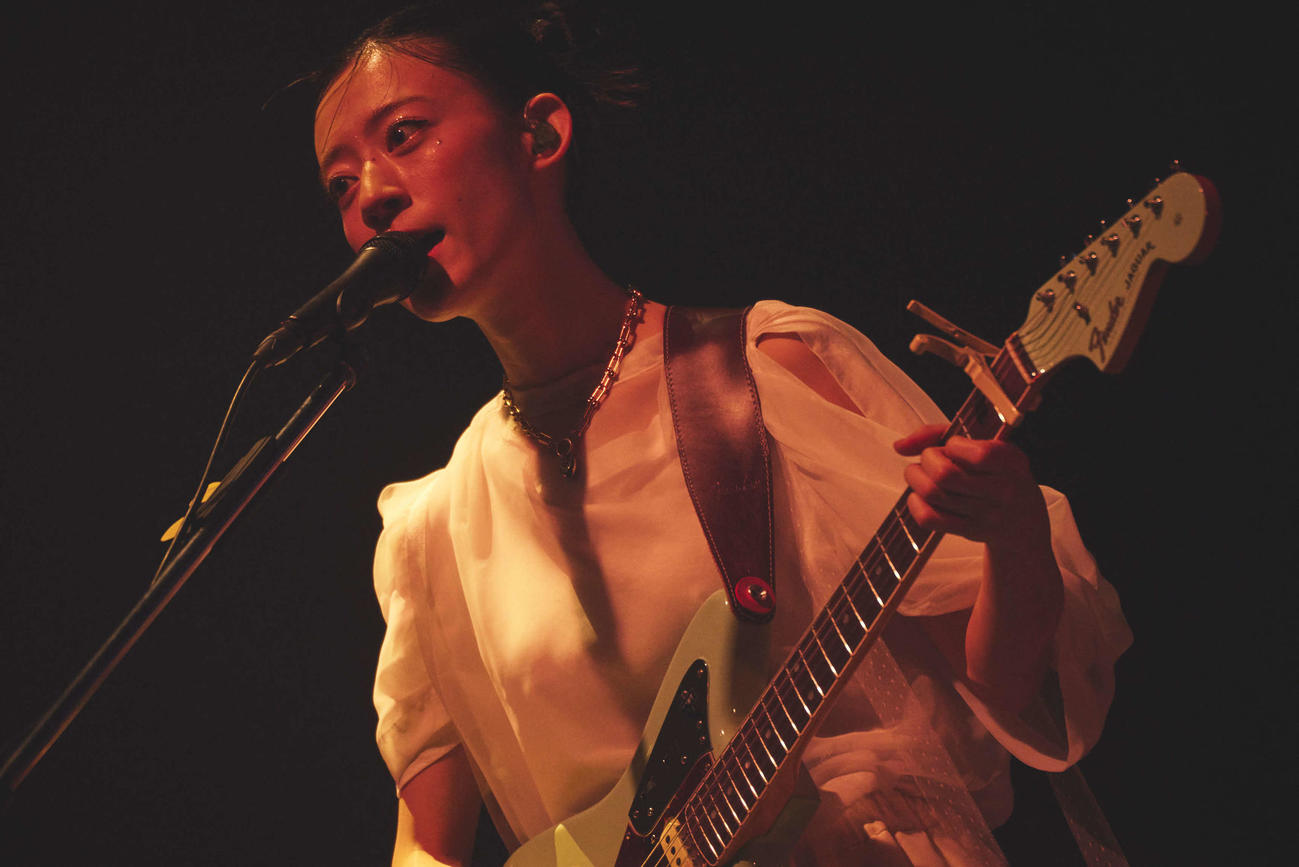 「羊文学LIVE 2024“III”」でパフォーマンスする塩塚モエカ　（C）Yosuke Torii