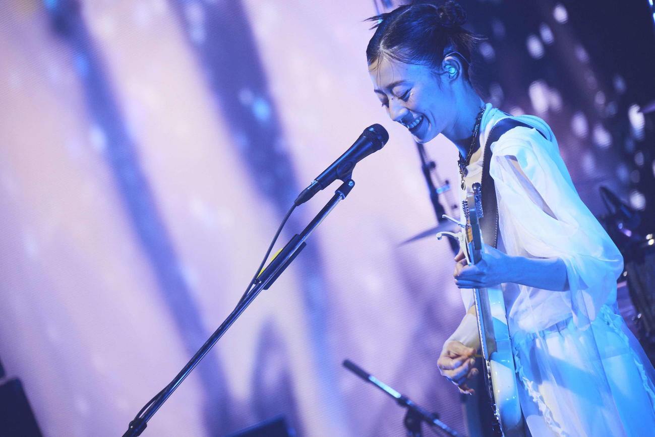 「羊文学LIVE 2024“III”」でパフォーマンスする塩塚モエカ　（C）Yosuke Torii