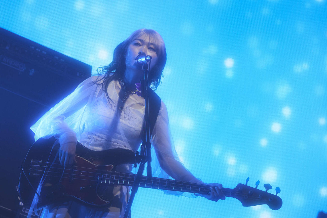 「羊文学LIVE 2024“III”」でパフォーマンスする河西ゆりか　（C）Yosuke Torii