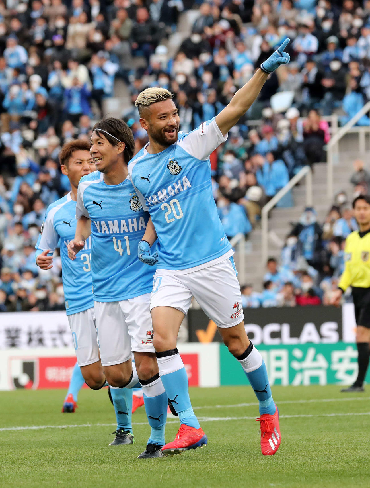 磐田対松本　後半、シュートを決めサポーターに指さしする磐田FW川又堅碁（右）左はDF高橋祥平（2019年2月23日撮影）