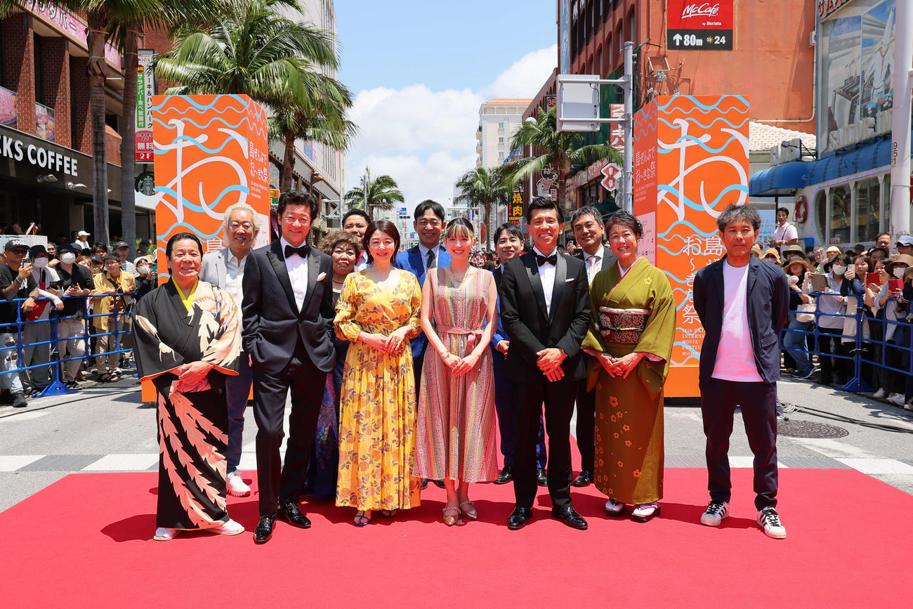 「島ぜんぶでおーきな祭　沖縄国際映画祭」のレッドカーペットに登場した映画「かなさんどー」のキャストら