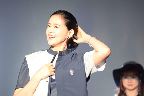 黒谷友香、空飛ぶクルマに「私も飛んでみたいです！」笑顔で万博ボランティアユニホームお披露目