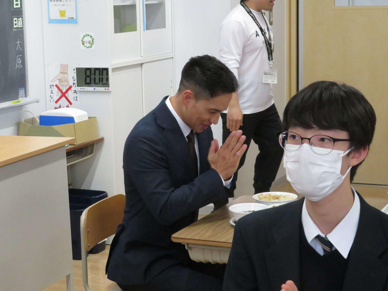映画「おいしい給食　Road to　イカメシ」のイベントで中学校の給食の時間にサプライズ登場し、給食を食べる市原隼人