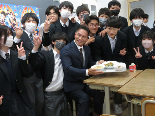市原隼人が中学校の給食タイムにサプライズ登場「ぼくも足立区に住みたかった」ウワサの味を絶賛