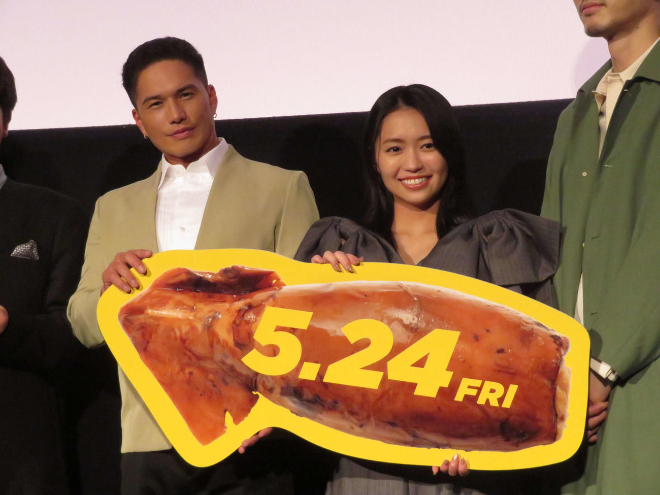 映画「おいしい給食　Road to　イカメシ」の完成披露舞台あいさつに登壇した市原隼人、大原優乃