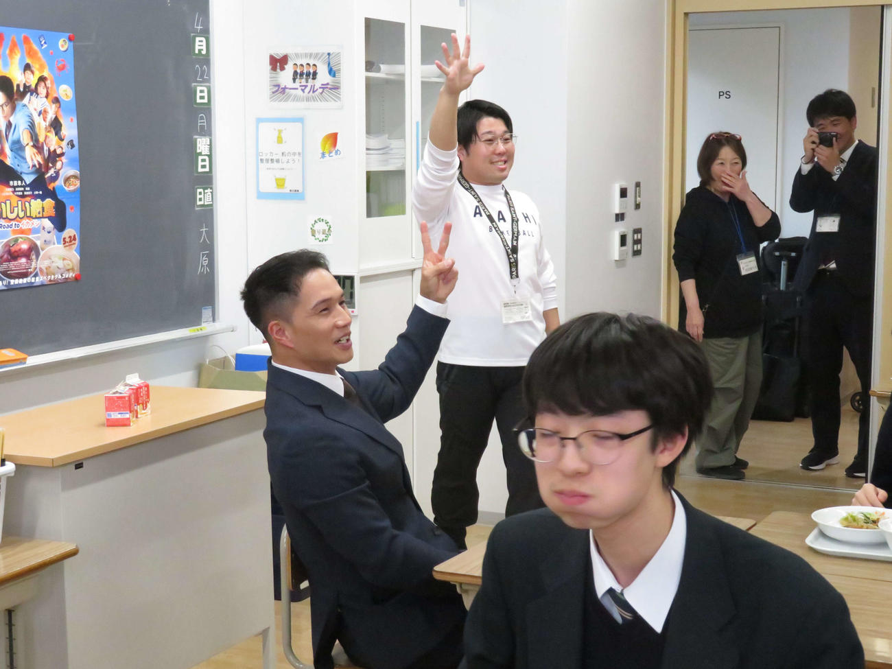 映画「おいしい給食　Road to　イカメシ」のイベントで中学校の給食の時間にサプライズ登場し、おかわりじゃんけんを勝ち抜いて喜ぶ市原隼人