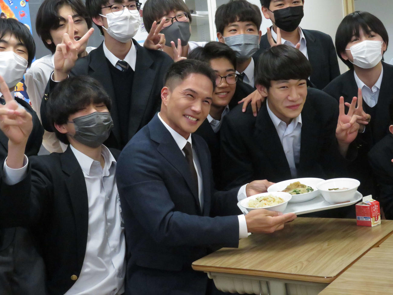 映画「おいしい給食　Road to　イカメシ」のイベントで、中学校の給食の時間にサプライズ登場した市原隼人