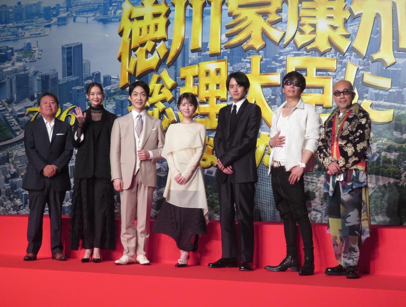 映画「もしも徳川家康が総理大臣になったら」製作報告会見に出席した、左から武内英樹監督、観月ありさ、野村萬斎、浜辺美波、赤楚衛二、GACKT、竹中直人