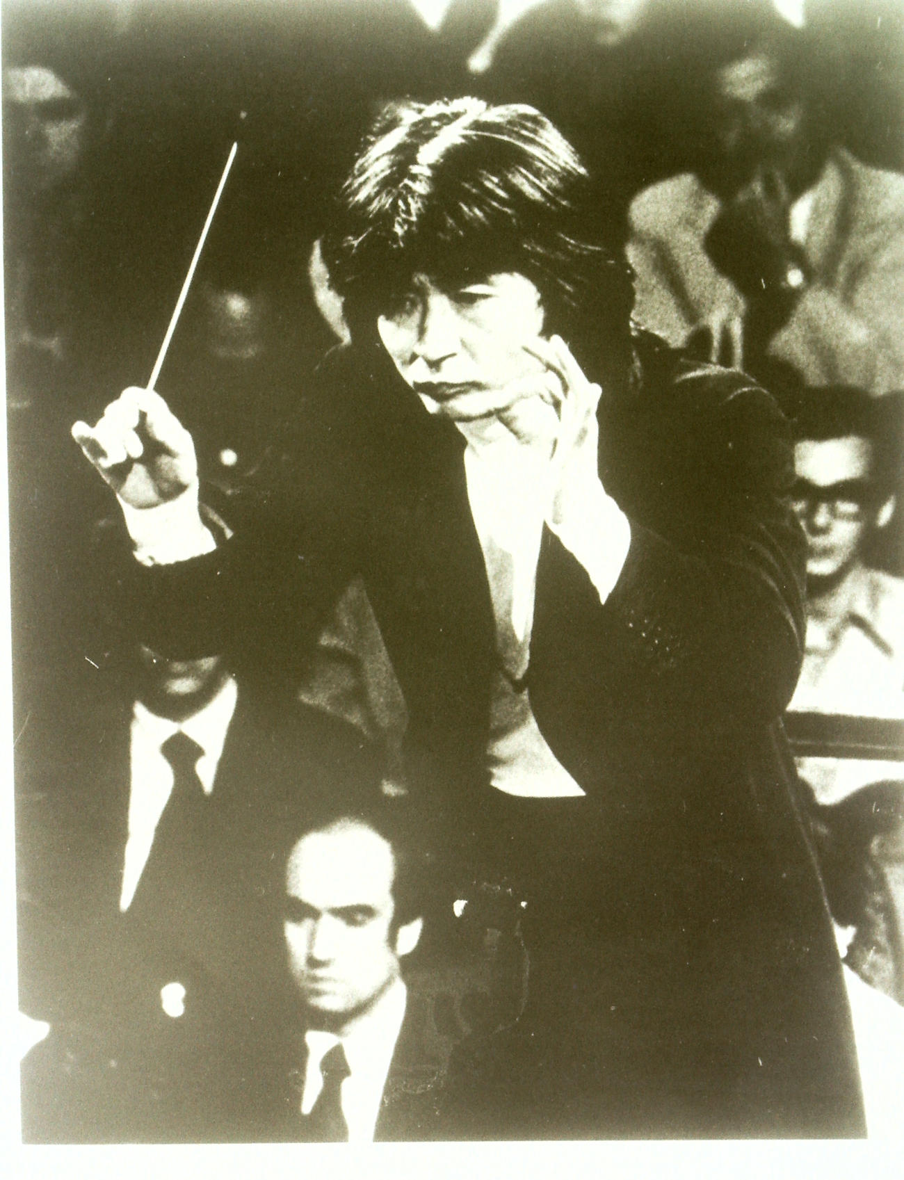 指揮をする小澤征爾さん（1981年撮影）