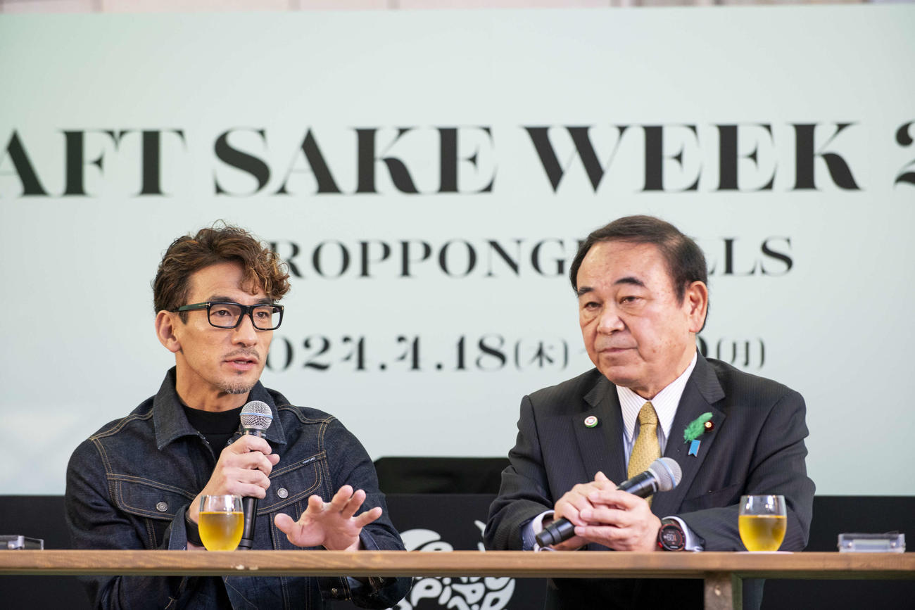「CRAFT SAKE WEEK 2024 at ROPPONGI HILLS」でトークセッションを行った、中田英寿氏（左）と坂本哲志農相